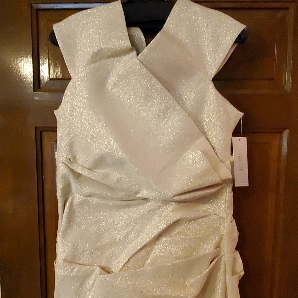 GOWN - Picture 3 of 6